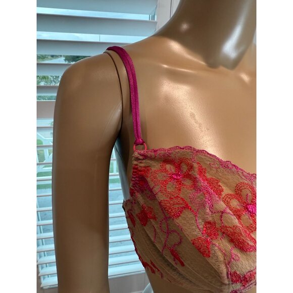 Victoria's Secret Underwire Lace Bra, size 34DD - Picture 6 of 12